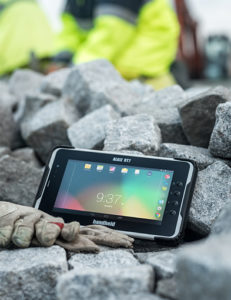 Bildquelle: https://static.handheldgroup.com/globalassets/media/product-images/algiz-rt7/jpg-product-image-393x510/algiz-rt7-rugged-tablet-android-outdoors.jpg